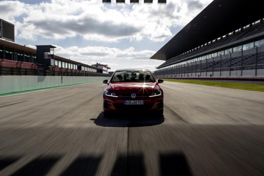  Volkswagen Golf GTI TCR 3-Door (Typ 5G) 2019 года  (WW) (фото 2 из 107)